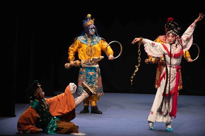Sichuan Opera with face-changing at Sichuan opera theater - Entering Chengdu’s Opera Theater