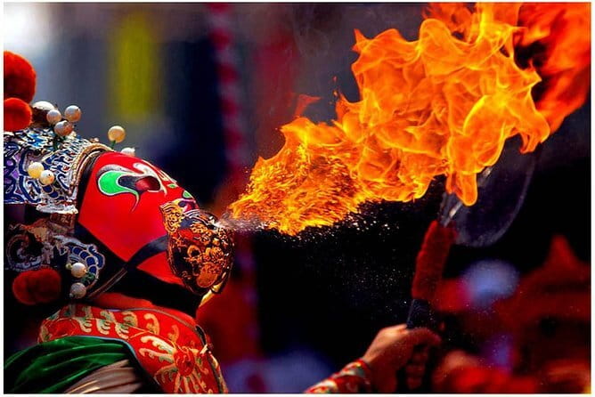 Sichuan Opera with face-changing at Sichuan opera theater - Who Will Enjoy This Chengdu Evening?
