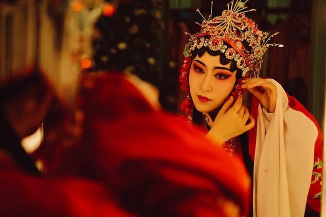 Sichuan Opera with face-changing at Sichuan opera theater - Face-Changing, Costumes, and the Actor Dress-Up Option