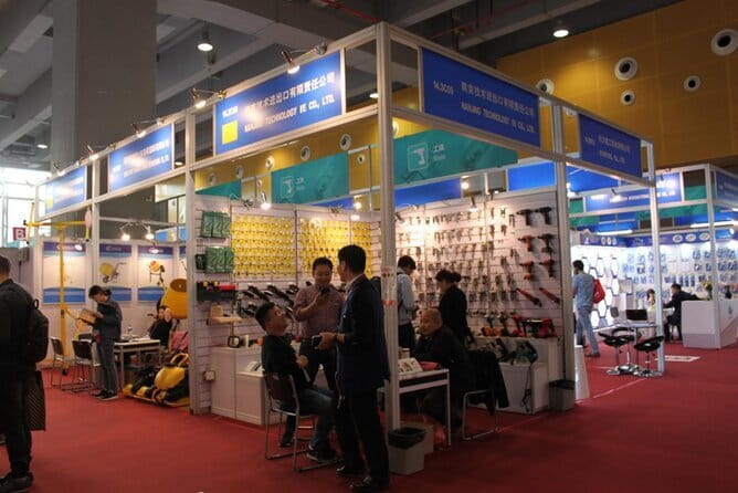 Translator Shopping Assistant and Business Tour Guide Service - Stop 5: Baima Garment Market, one hour