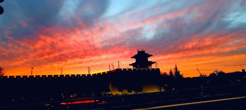 Xi'an: City Wall & Old Town Walking Tour w/ 10+ Food Tasting - Cycling the City Wall in afternoon light