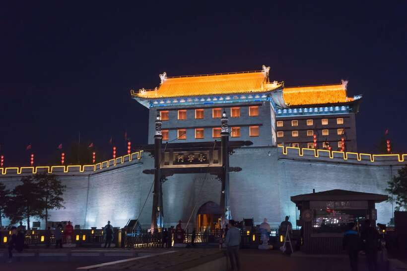 Xi'an: City Wall & Old Town Walking Tour w/ 10+ Food Tasting - Choosing a gate and getting onto the wall