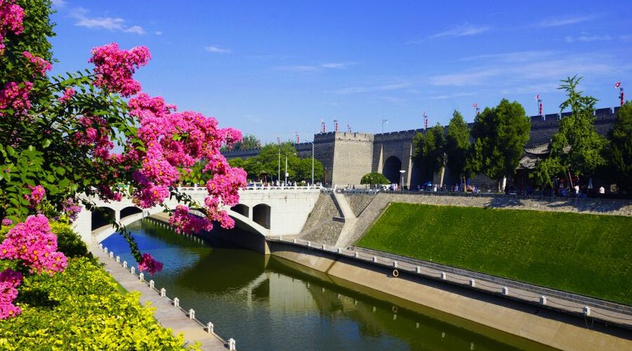 Xi'an City Wall Private Guided Tour with Cycling Option - Which guide experience should you expect?