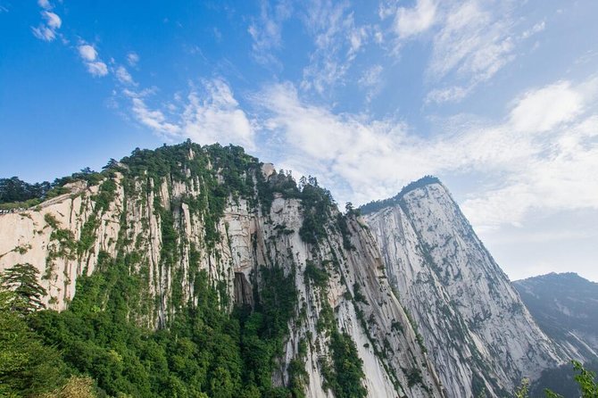 Xi'an Huashan Mountain Adventure Day Tour - Four hours among cliffs, temples, and stone inscriptions