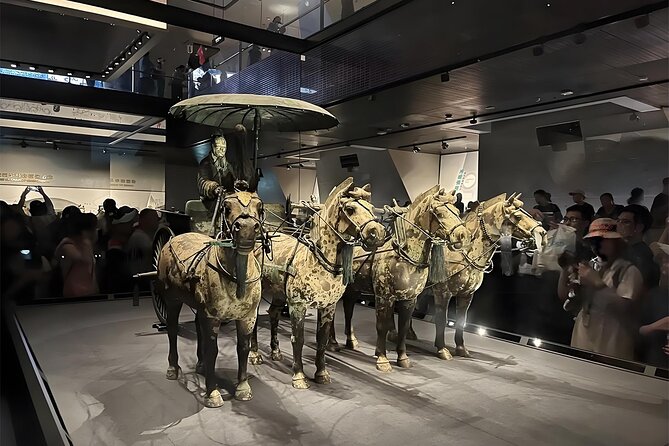 Xi'an: Terracotta Warriors All-Inclusive Bus Tour with Lunch - Lunch at a local restaurant
