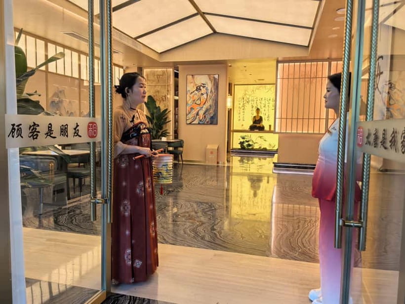 Xi'an: Traditional Chinese Massage or Spa with Meal - The complimentary Hanfu experience
