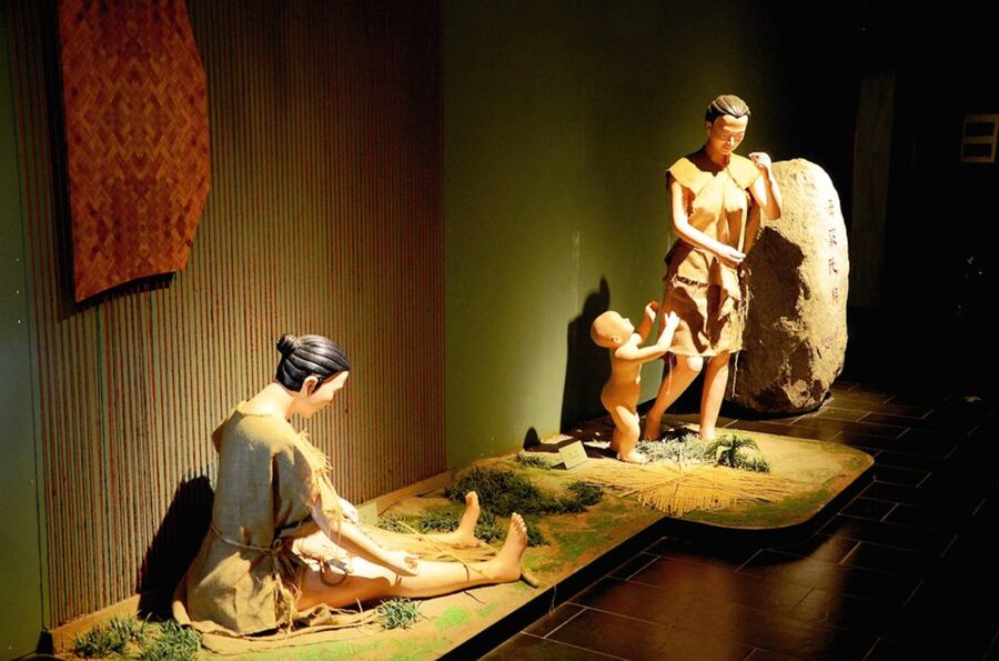 Xian Terracotta Amry& Romantic Show & Grand Tang Bright City - What the guide adds inside the museum