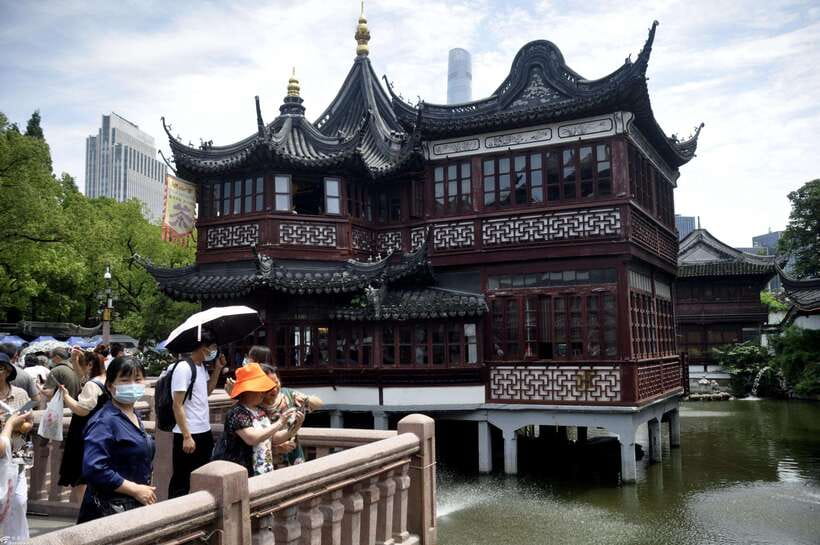 Yu Garden Shanghai Entry Tickets Booking And Trip - Crowds can overwhelm the garden’s charm