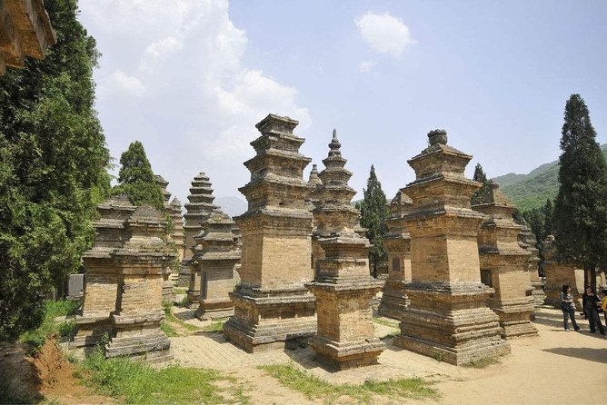 Zhengzhou Private Tour to Shaolin Temple including Kungfu Lesson and Activities - Watching Shaolin disciples perform Kung Fu