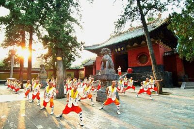 Zhengzhou Private Tour to Shaolin Temple including Kungfu Lesson and Activities
