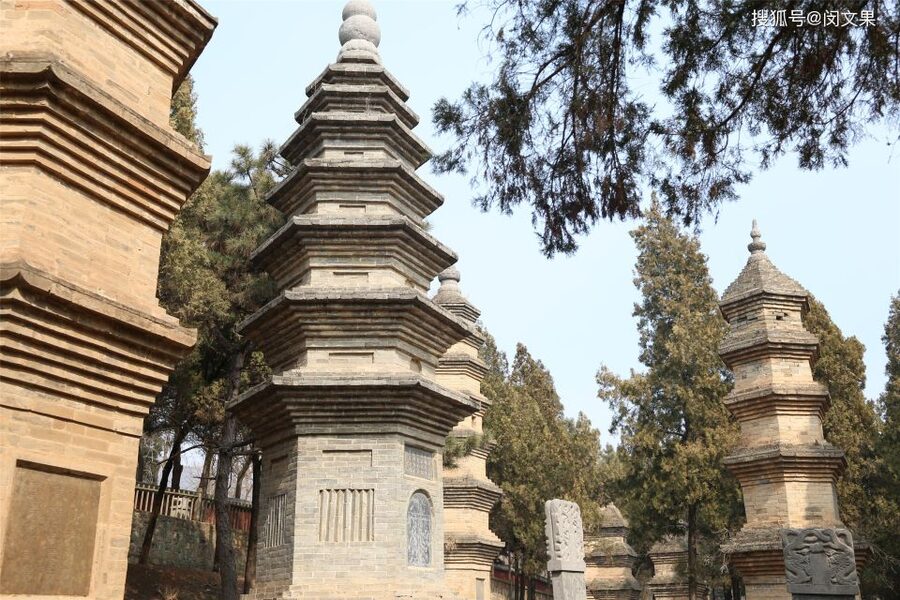 Zhengzhou: Private Tour to Shaolin Temple & Longmen Grottoes - Walking through Shaolin Temple